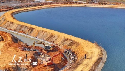 江西宜春：清淤筑渠备春耕