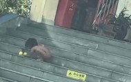 “野人小孩”最新进展:小孩已被养成不穿衣服习惯,父母都没工作,孩子没上户口,公安民政妇联已介入