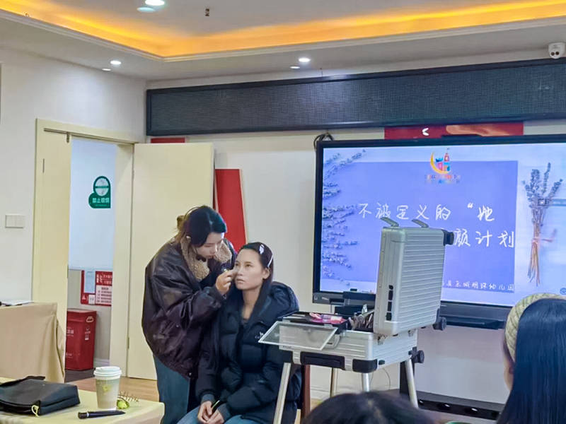 不被定义的“她”