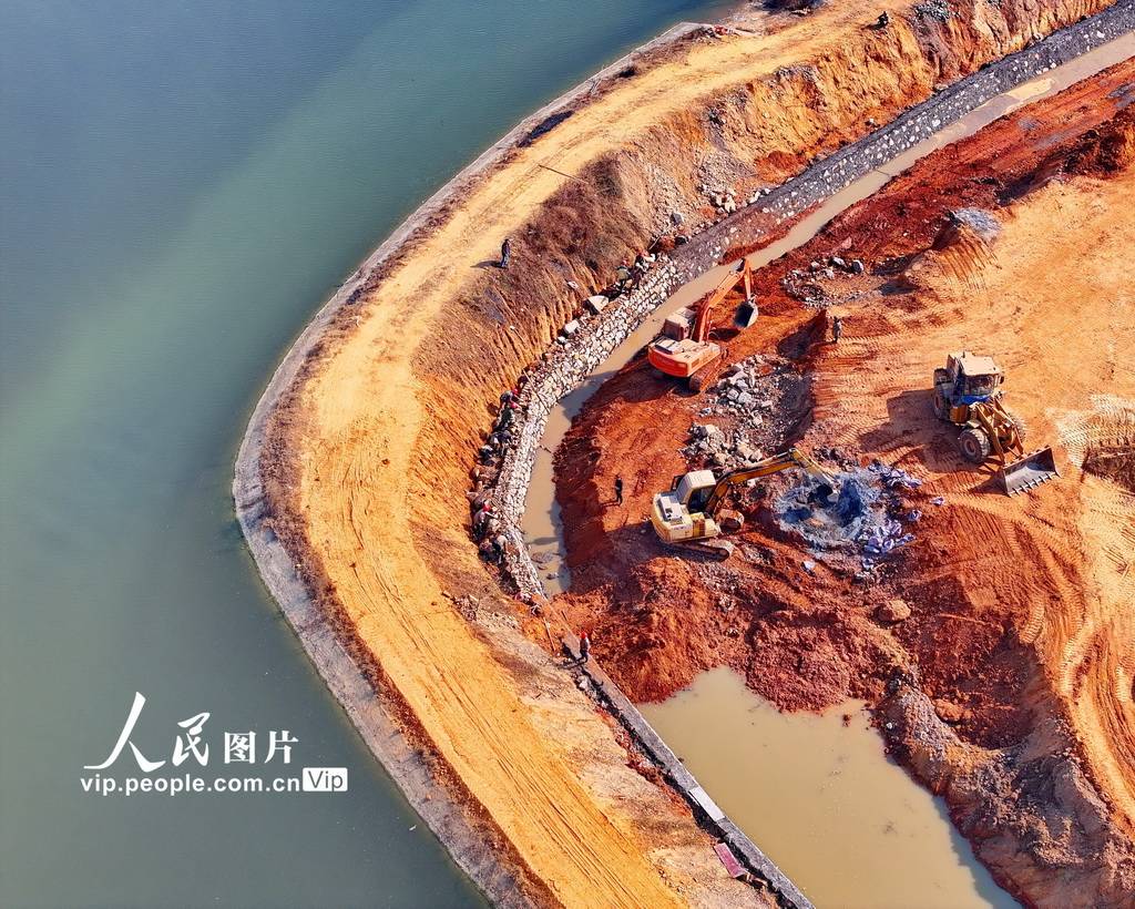 江西宜春：清淤筑渠备春耕
