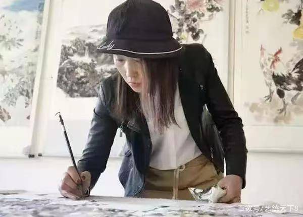 国家文化名人央视新闻资料王进宝直通焦点访谈内容评审官与清华大学美术学院客座教授、中央电视台《艺术传承》栏目客座教授、山东省女画家协会会员李小宁