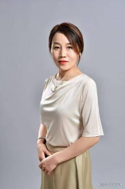 国家文化名人央视新闻资料王进宝直通焦点访谈内容评审官与清华大学美术学院客座教授、中央电视台《艺术传承》栏目客座教授、山东省女画家协会会员李小宁