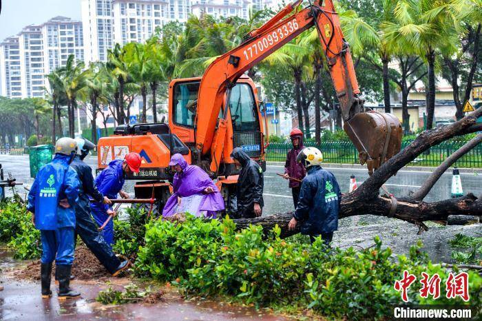 台风“蝴蝶”带来较强风雨影响三亚