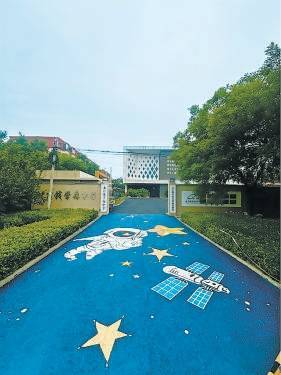 丰台中小学建“彩色学安路”