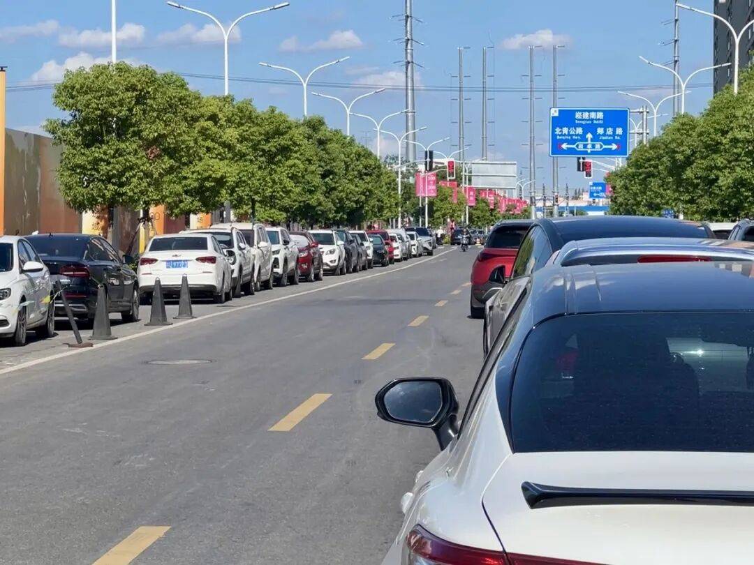 上海楼市动了！新政“触发”20%新房看房 交易中心排起了长队