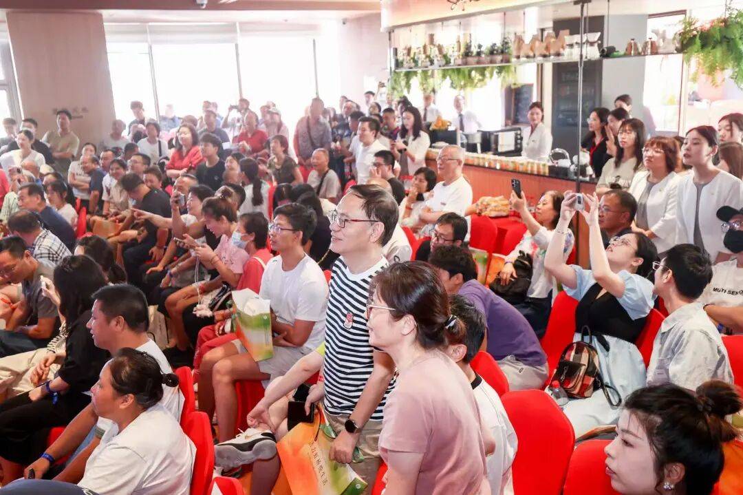 上海楼市动了！新政“触发”20%新房看房 交易中心排起了长队
