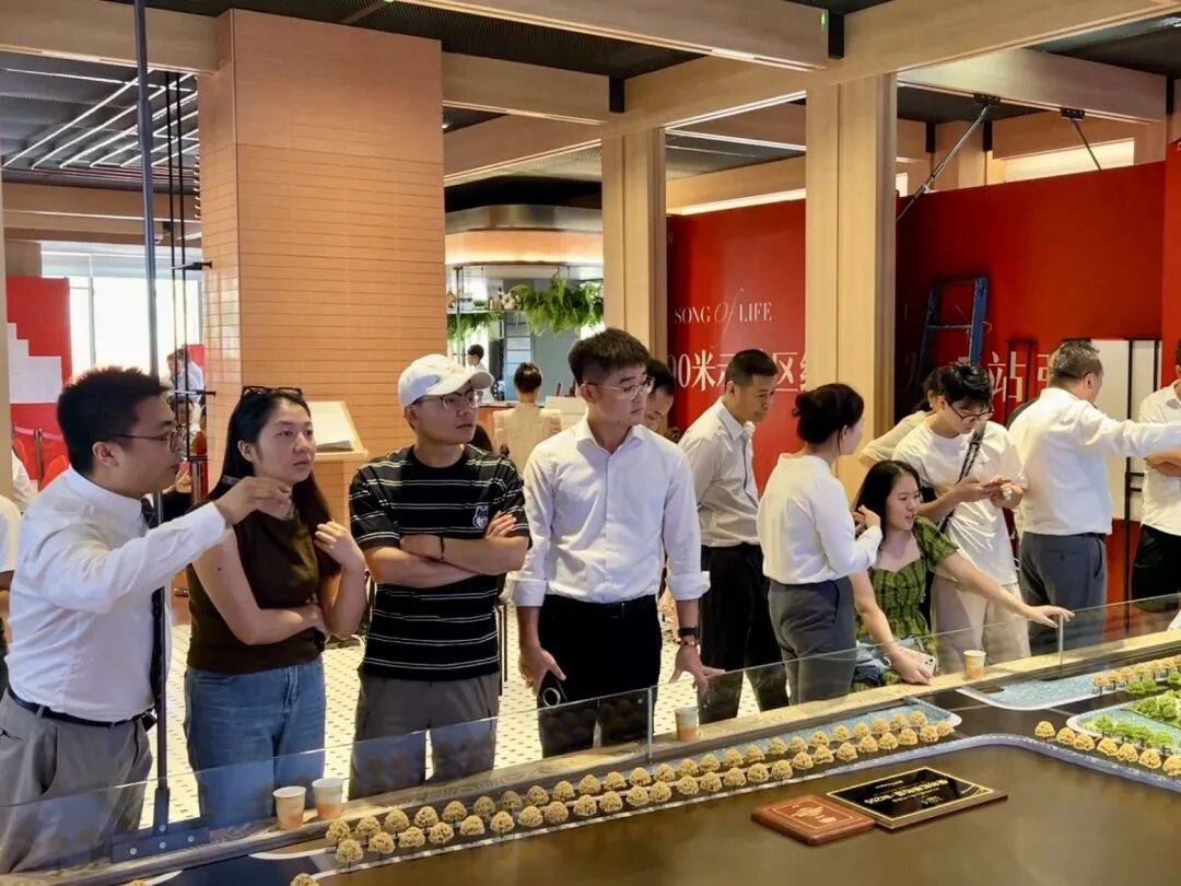 上海楼市动了！新政“触发”20%新房看房 交易中心排起了长队
