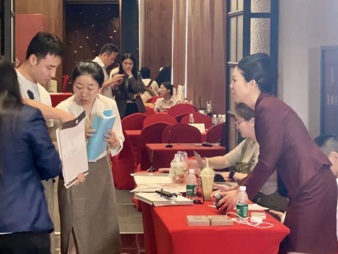 上海楼市动了！新政“触发”20%新房看房 交易中心排起了长队