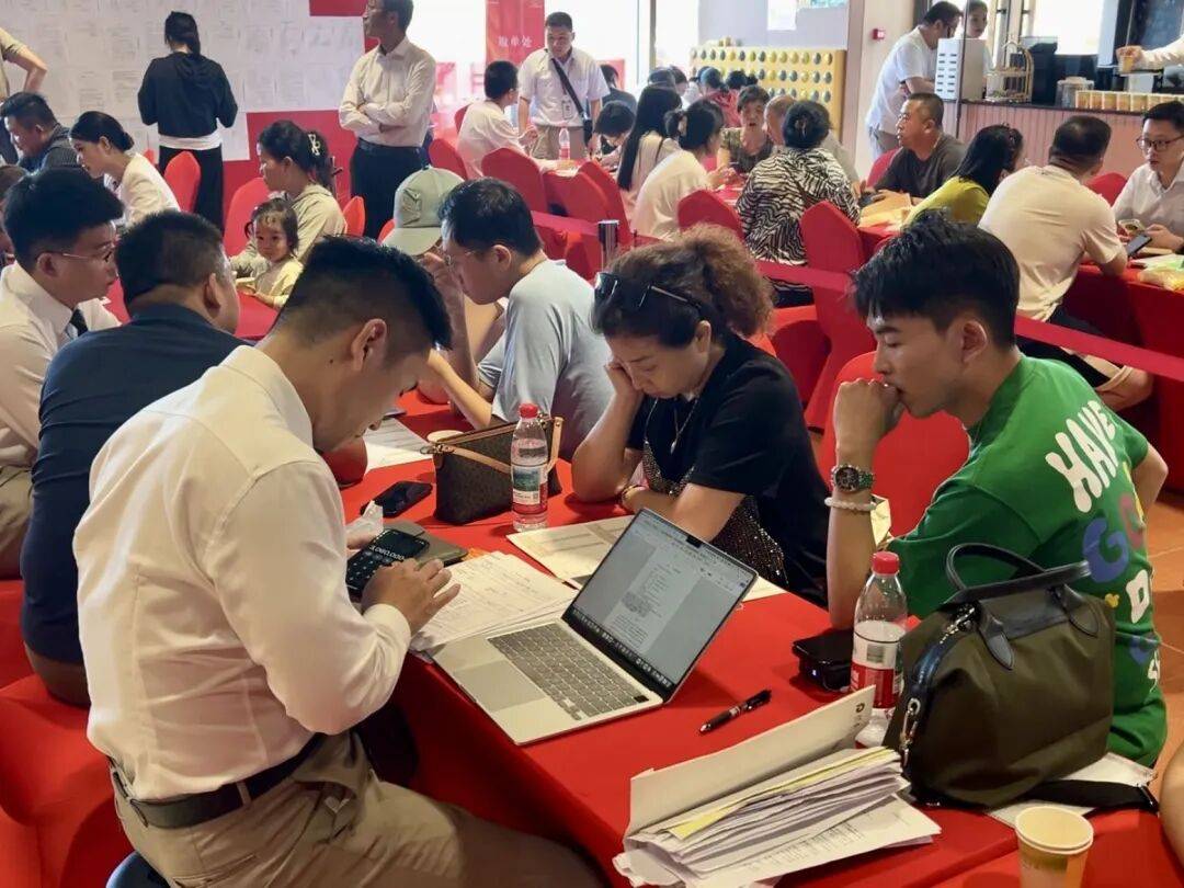 上海楼市动了！新政“触发”20%新房看房 交易中心排起了长队