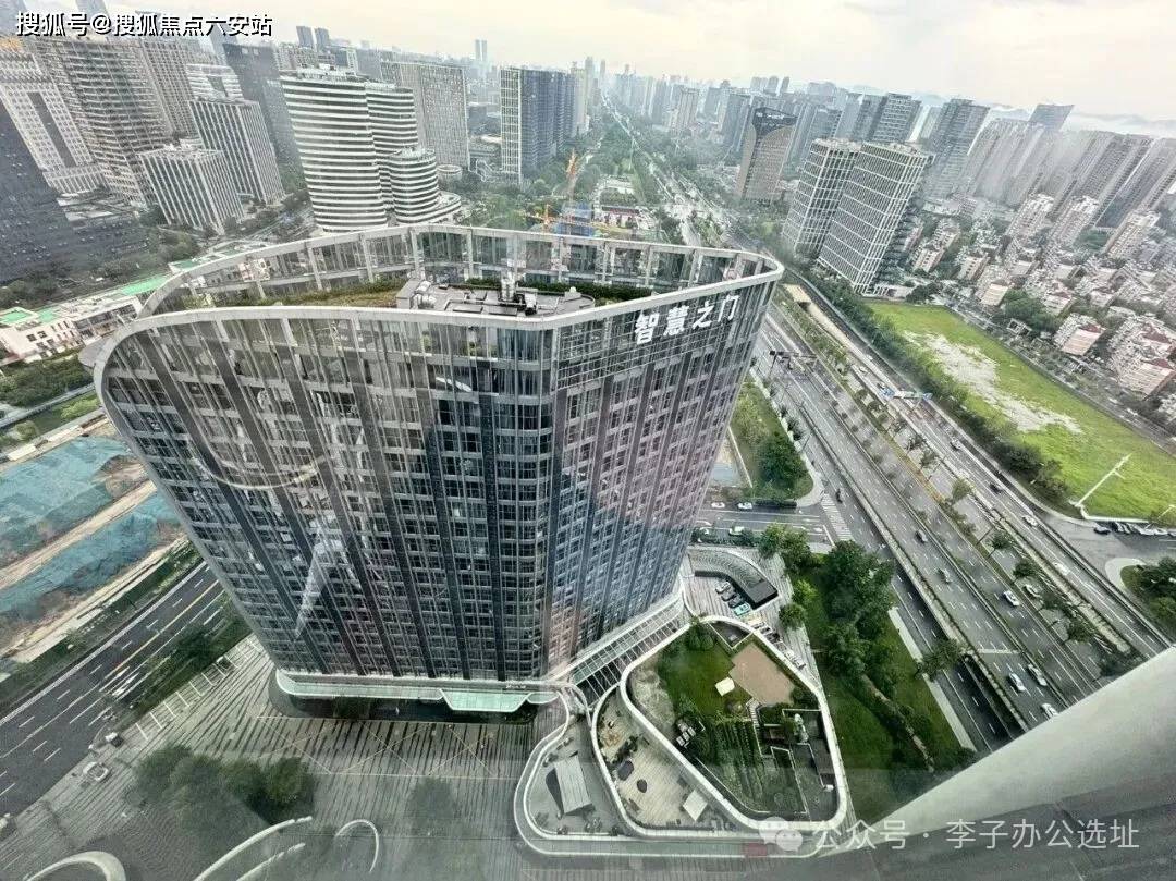 滨江区数字经济产业集聚地世茂智慧之门，汇聚科创与商贸类优质企业形成产业生态圈，共享行业资源与交流平台，助力入驻企业拓宽发展路径